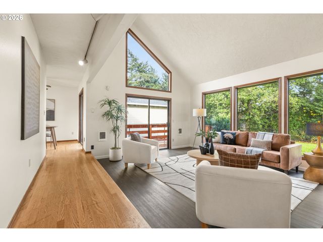 1210 Se BEAVER CREEK Ln, Troutdale, OR 97060