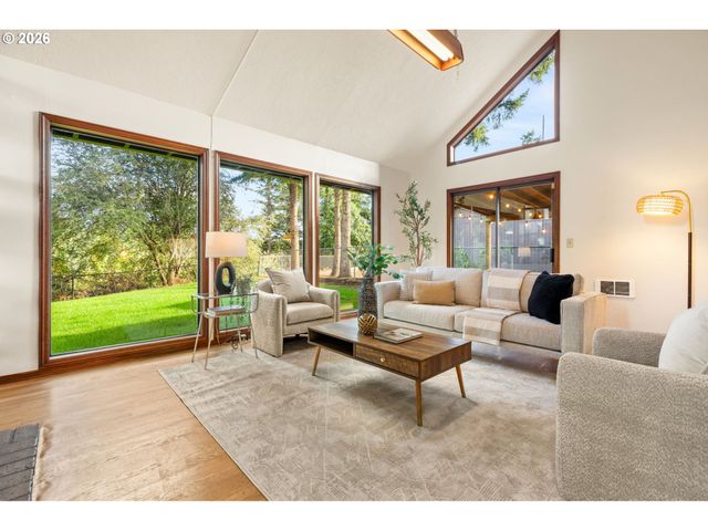 1210 Se BEAVER CREEK Ln, Troutdale, OR 97060