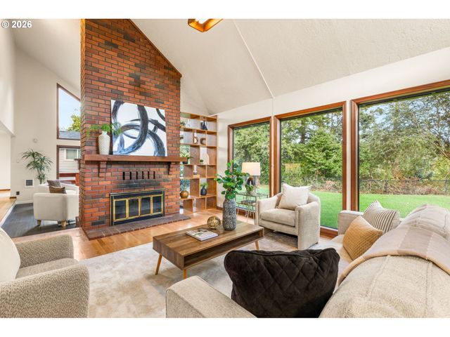 1210 Se BEAVER CREEK Ln, Troutdale, OR 97060