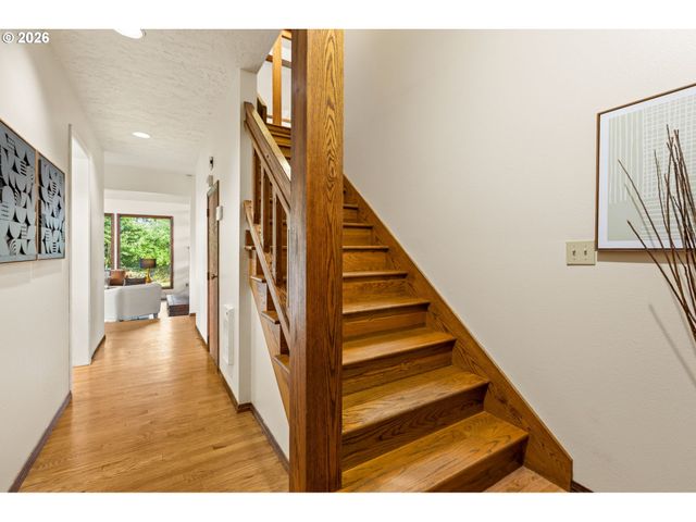 1210 Se BEAVER CREEK Ln, Troutdale, OR 97060