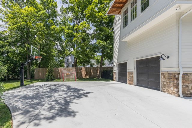 2402 Valley Brook Rd, Nashville, TN 37215