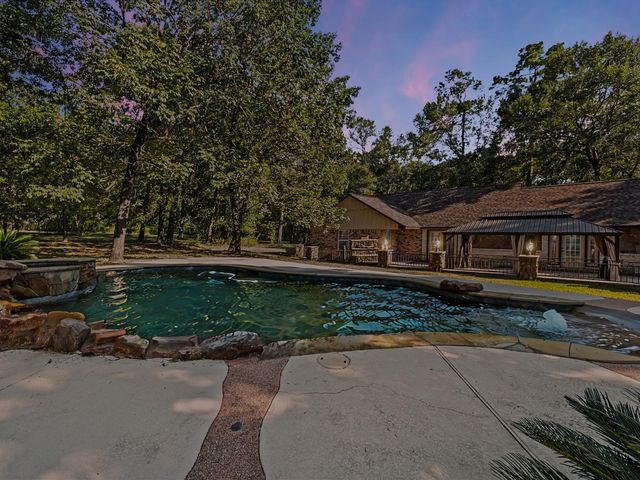 2004 Northshore Drive, Conroe, TX 77304
