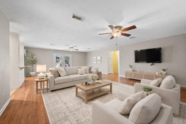 2004 Northshore Drive, Conroe, TX 77304