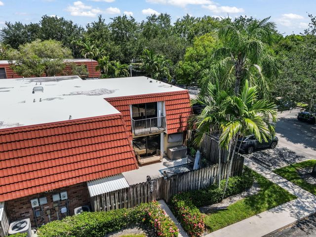 725 NW 99th Circle, Plantation, FL 33324