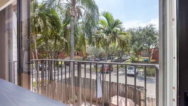 725 NW 99th Circle, Plantation, FL 33324