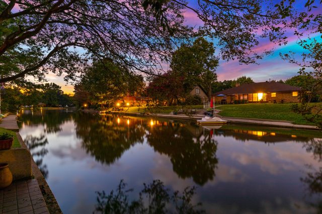 2115 Meadowlake Court, Arlington, TX 76013