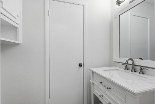 2115 Meadowlake Court, Arlington, TX 76013
