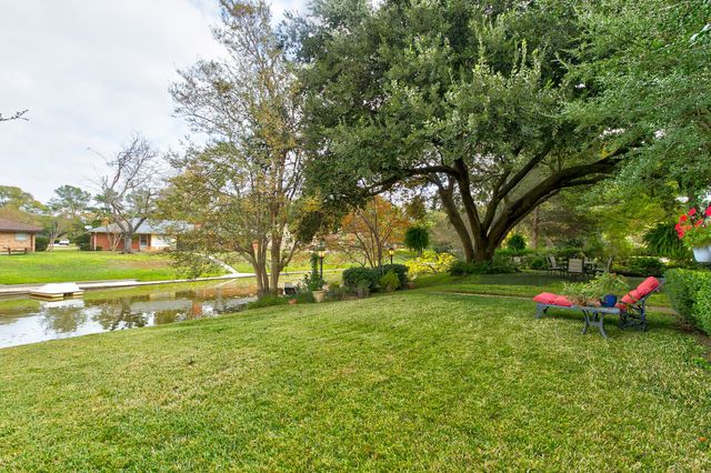 2115 Meadowlake Court, Arlington, TX 76013