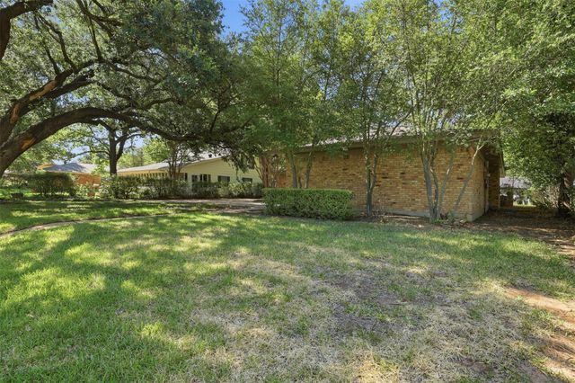 2115 Meadowlake Court, Arlington, TX 76013
