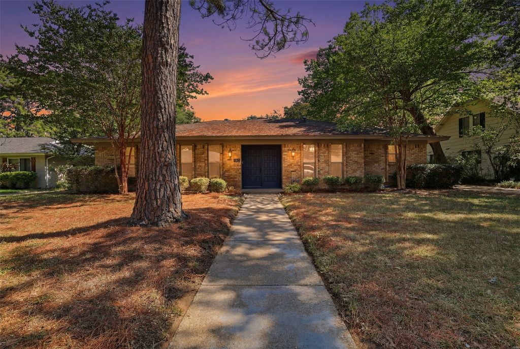 2115 Meadowlake Court, Arlington, TX 76013
