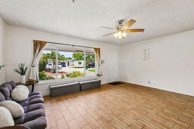 7506 NW 42nd St, Coral Springs, FL 33065