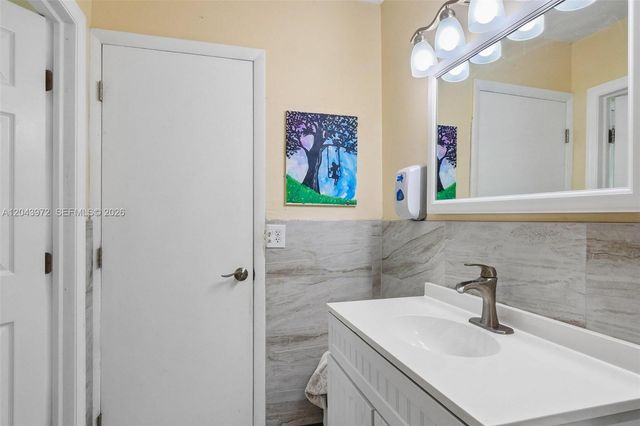 7506 NW 42nd St, Coral Springs, FL 33065