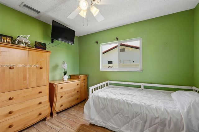 7506 NW 42nd St, Coral Springs, FL 33065