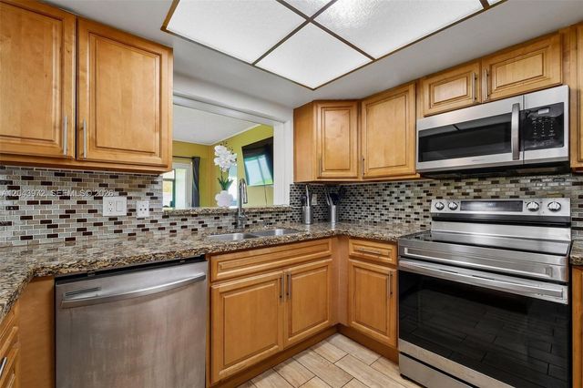 7506 NW 42nd St, Coral Springs, FL 33065