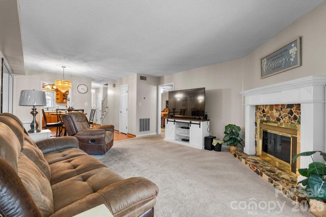 1330 5th Street NE 11, Hickory, NC 28602