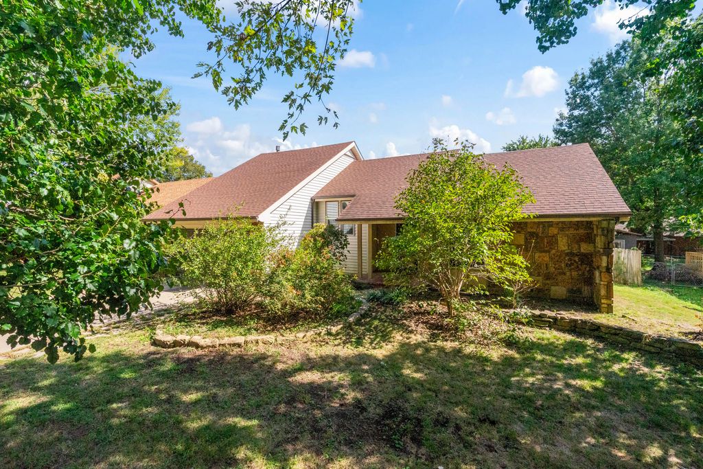 3900 South Crystal Place, Springfield, MO 65807