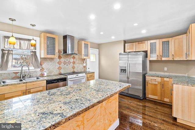 8109 BRADFORD ST, Philadelphia, PA 19152