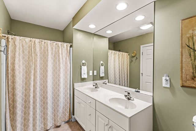 13 Laurel Hill Ct 13, Bourne, MA 02532