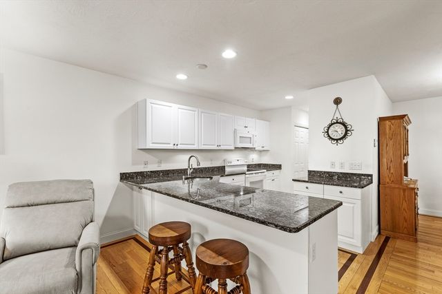 13 Laurel Hill Ct 13, Bourne, MA 02532