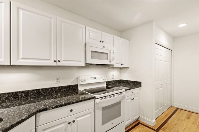 13 Laurel Hill Ct 13, Bourne, MA 02532