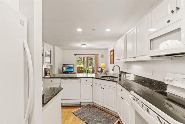13 Laurel Hill Ct 13, Bourne, MA 02532