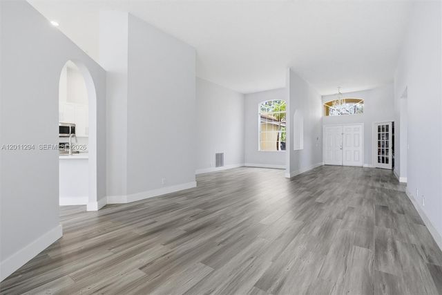 727 Lake Blvd, Weston, FL 33326