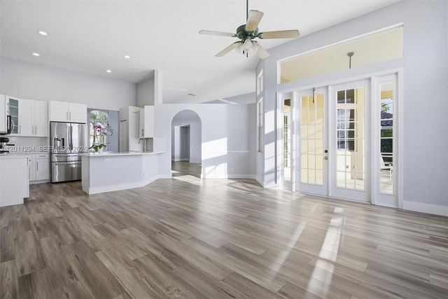 727 Lake Blvd, Weston, FL 33326