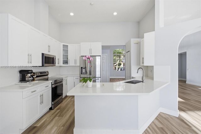 727 Lake Blvd, Weston, FL 33326