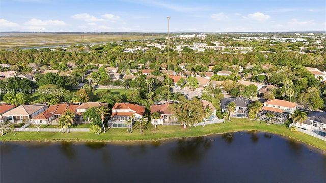 727 Lake Blvd, Weston, FL 33326