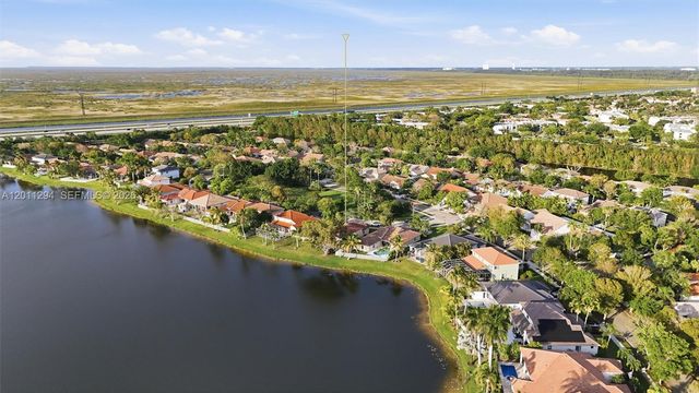 727 Lake Blvd, Weston, FL 33326