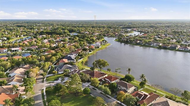 727 Lake Blvd, Weston, FL 33326