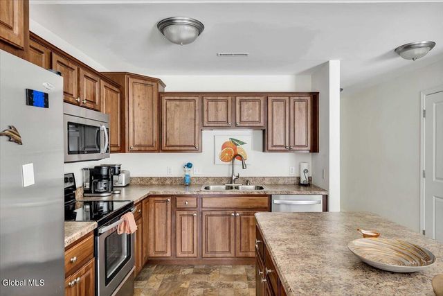 202 Royale Court, North Greenbush, NY 12180