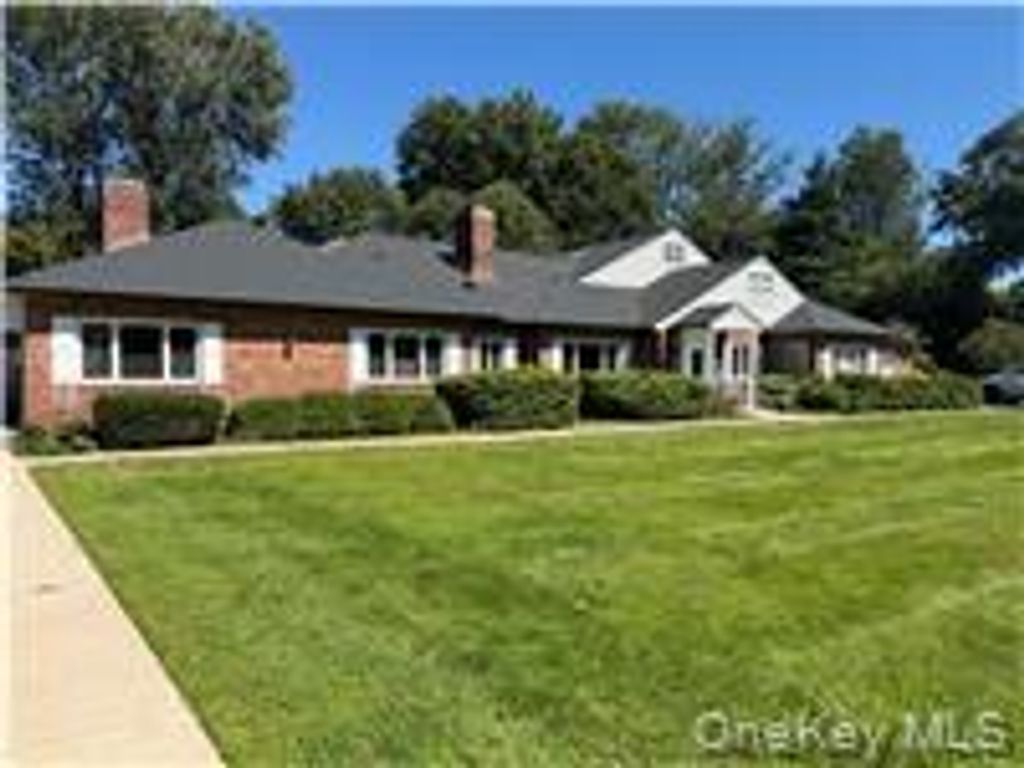 380 Park Avenue $2200 unit- 2 rooms, Huntington, NY 11743 — exterior
