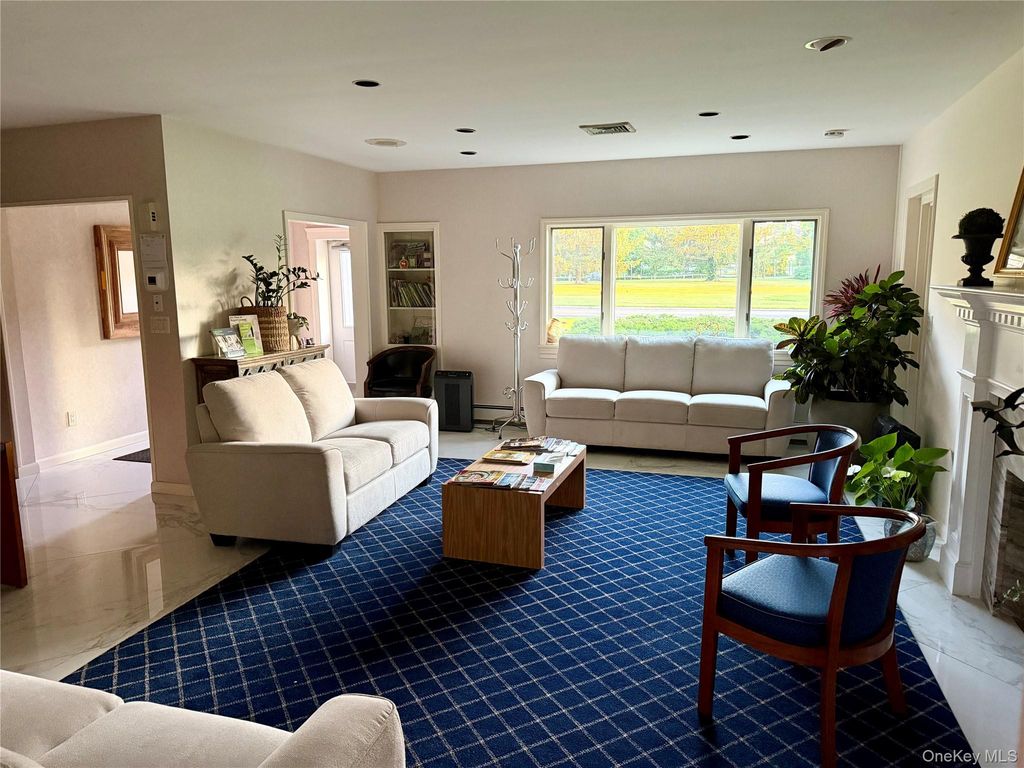 380 Park Avenue $2200 unit- 2 rooms, Huntington, NY 11743 — photo 4
