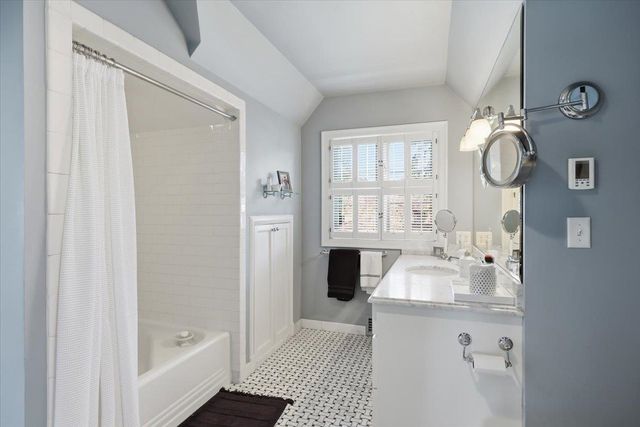 1228 E Overbluff Rd, Spokane, WA 99203