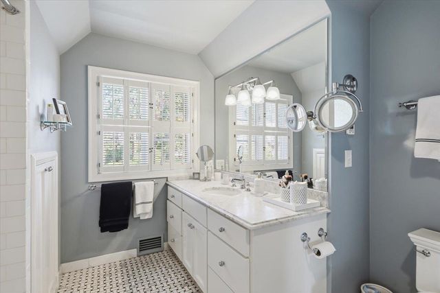 1228 E Overbluff Rd, Spokane, WA 99203