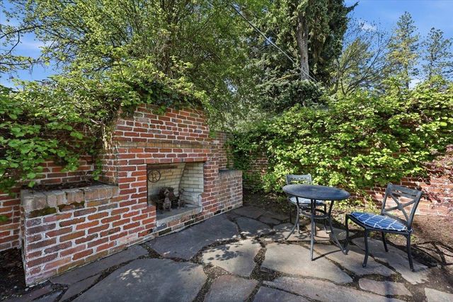 1228 E Overbluff Rd, Spokane, WA 99203