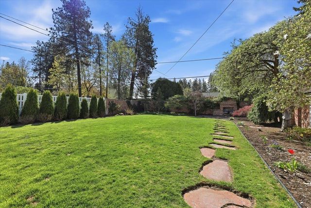 1228 E Overbluff Rd, Spokane, WA 99203