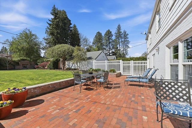 1228 E Overbluff Rd, Spokane, WA 99203