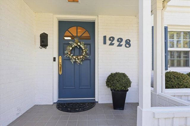 1228 E Overbluff Rd, Spokane, WA 99203