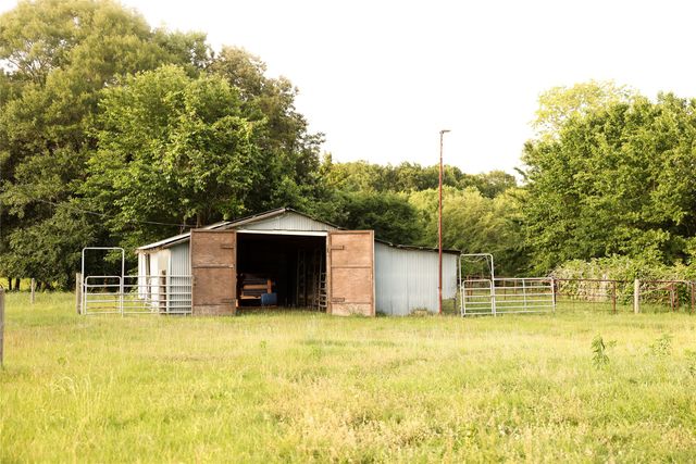 213 County Road 2320, Telephone, TX 75488