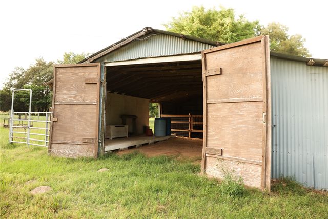 213 County Road 2320, Telephone, TX 75488