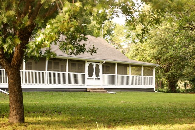 213 County Road 2320, Telephone, TX 75488