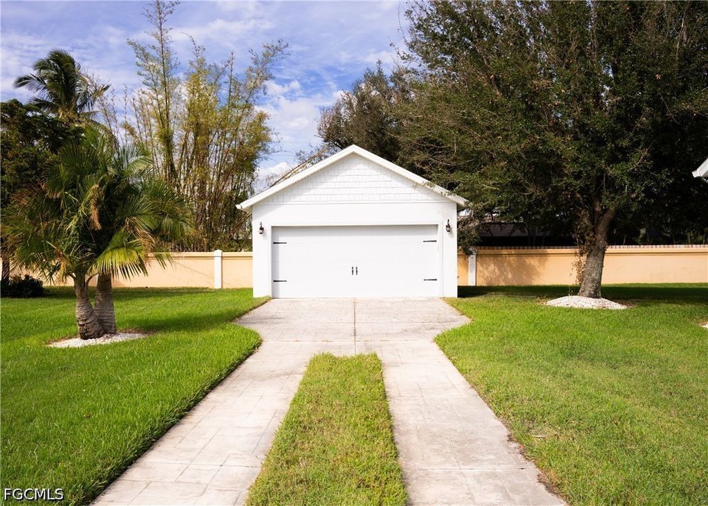 Image 13 of property listing at 295 Destiny CIR, Cape Coral, FL 33990