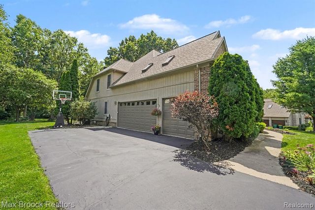 9843 Oak Valley Drive, Clarkston, MI 48348