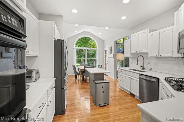 9843 Oak Valley Drive, Clarkston, MI 48348