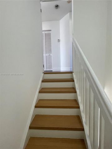 703 NE 195th St 703, Miami, FL 33179