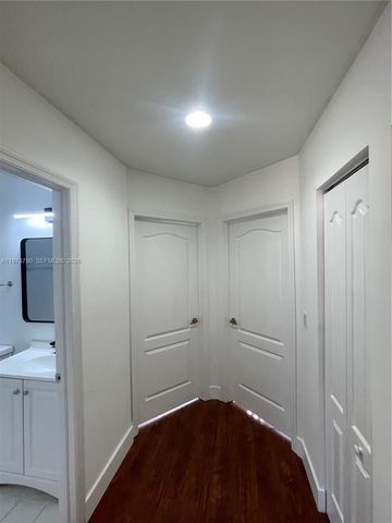 703 NE 195th St 703, Miami, FL 33179