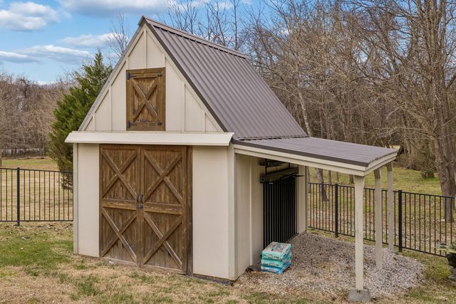 1412 Brook Dr, Columbia, TN 38401