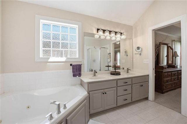 521 SW Graystone Drive, Grain Valley, MO 64029